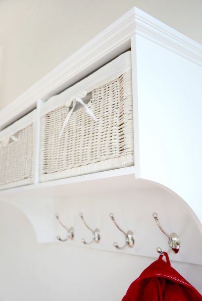 White hanging shelf with white baskets - Small